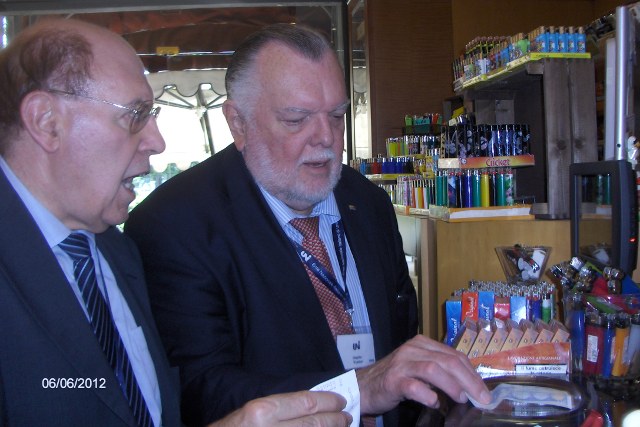 Jan Franlund (in paying position) offered the wine for celebrating the Swedish National Day.<BR>
Franco Santini (left) assisted as Chairman CEN/TC 319.