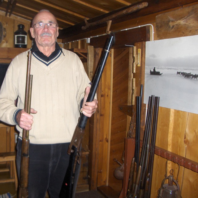 Pentti Kronqvist showing two repeating bolt action rifles designd and produced by Friedrich Vetterli (Switzerland).<BR>
 These riffles were used during the Finish civil war.