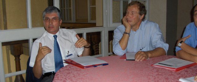 Workshop: left, PhD Bernardo Tormos, Universidad Politécnica de Valencia, is pointing out.