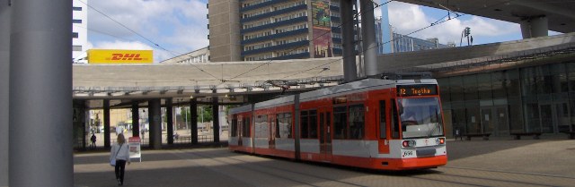 Halle: Une ville moderne - le tram no. 12 en direction de Halle-Trotha (10' de la SLV).