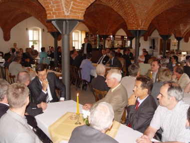 Dr. Martin Strfer, Leiter der SLV Halle GmbH, erffnet die Abendveranstaltung.