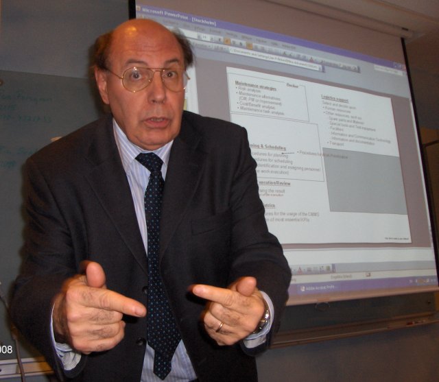 Mr. Franco Santini (IT) explaining the role of the Technical Specification<BR>
on Maintenance Management (in progress).