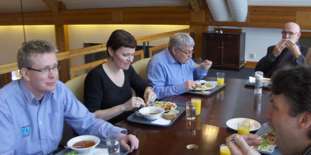 Die Projektgruppe beim Mittagessen.